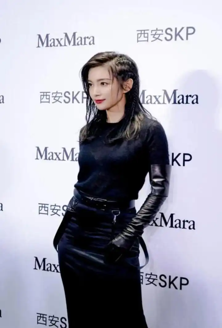 李冰冰穿衣搭配：半透针织上衣与包臀长裙的时尚魅力