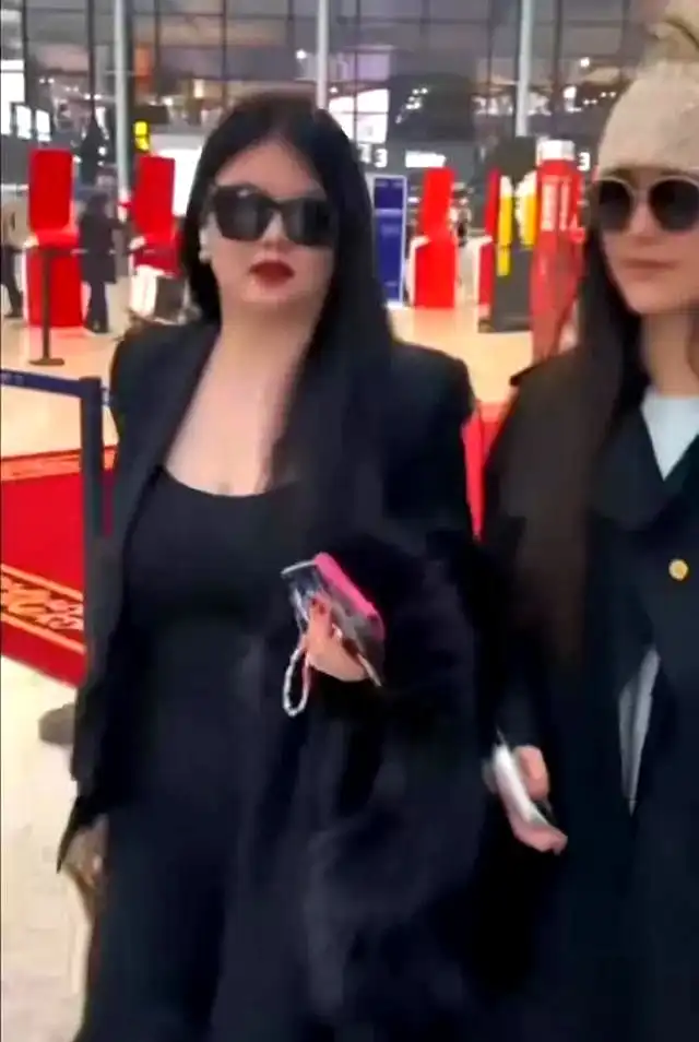 李湘一家机场同框引热议!200斤身材自信驾驭黑色穿搭 李湘一家机场同框引热议!200斤身材自信驾驭黑色穿搭