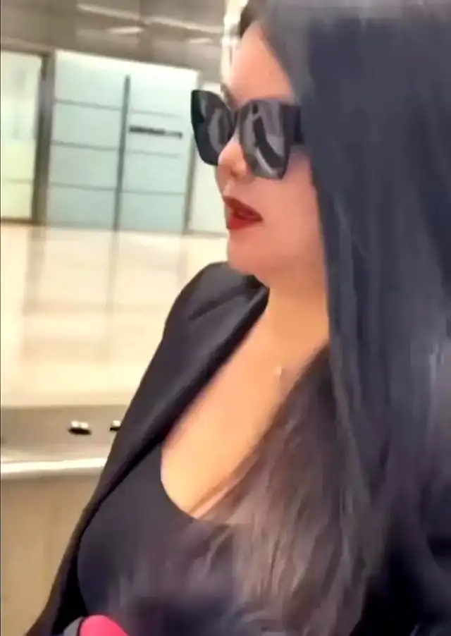 李湘一家机场同框引热议!200斤身材自信驾驭黑色穿搭 李湘一家机场同框引热议!200斤身材自信驾驭黑色穿搭