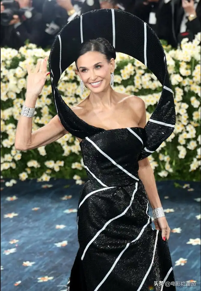 欧美范女生穿衣搭配:美国红毯大胆造型,惊艳与出糗瞬间全记录 欧美范女生穿衣搭配:美国红毯大胆造型,惊艳与出糗瞬间全记录