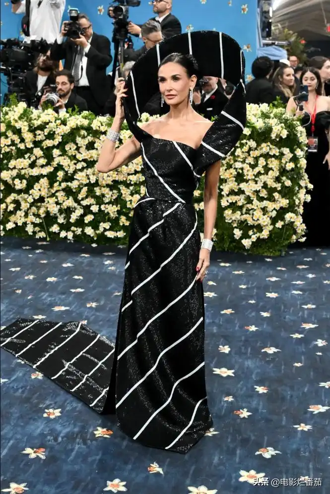 欧美范女生穿衣搭配:美国红毯大胆造型,惊艳与出糗瞬间全记录 欧美范女生穿衣搭配:美国红毯大胆造型,惊艳与出糗瞬间全记录