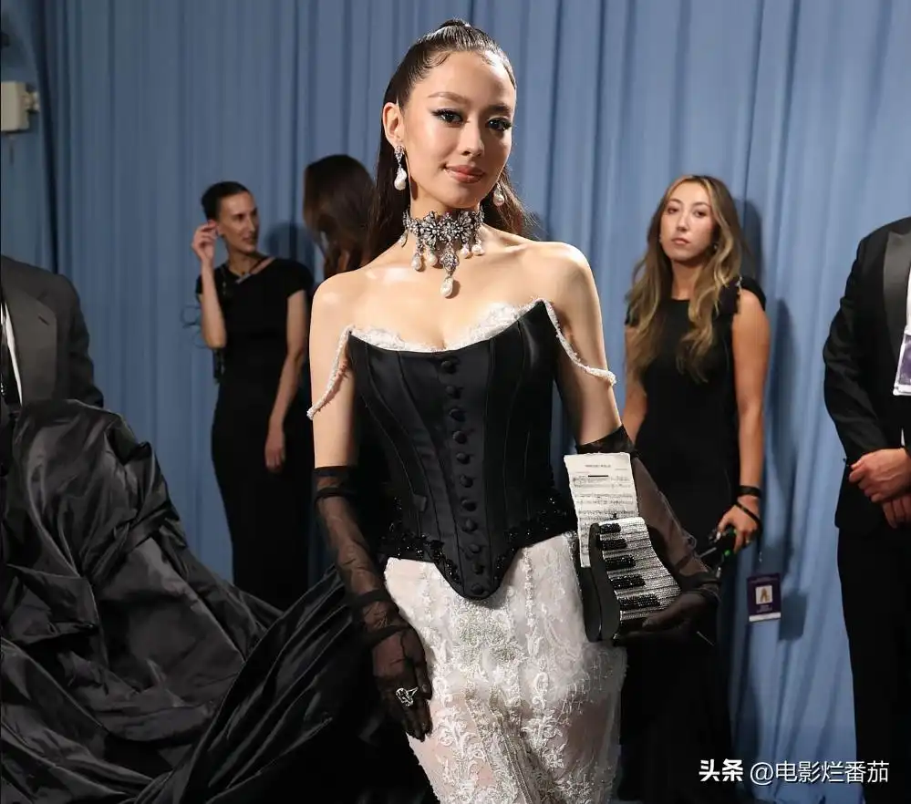 欧美范女生穿衣搭配:美国红毯大胆造型,惊艳与出糗瞬间全记录 欧美范女生穿衣搭配:美国红毯大胆造型,惊艳与出糗瞬间全记录