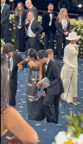 欧美范女生穿衣搭配:美国红毯大胆造型,惊艳与出糗瞬间全记录 欧美范女生穿衣搭配:美国红毯大胆造型,惊艳与出糗瞬间全记录