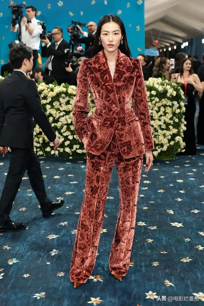 欧美范女生穿衣搭配:美国红毯大胆造型,惊艳与出糗瞬间全记录 欧美范女生穿衣搭配:美国红毯大胆造型,惊艳与出糗瞬间全记录