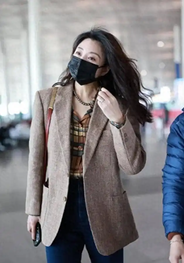 殷桃夏季穿搭惊艳全场：西装新穿法，告别奶奶裤乐福鞋