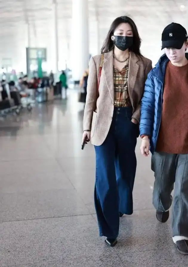 殷桃夏季穿搭惊艳全场：西装新穿法，告别奶奶裤乐福鞋