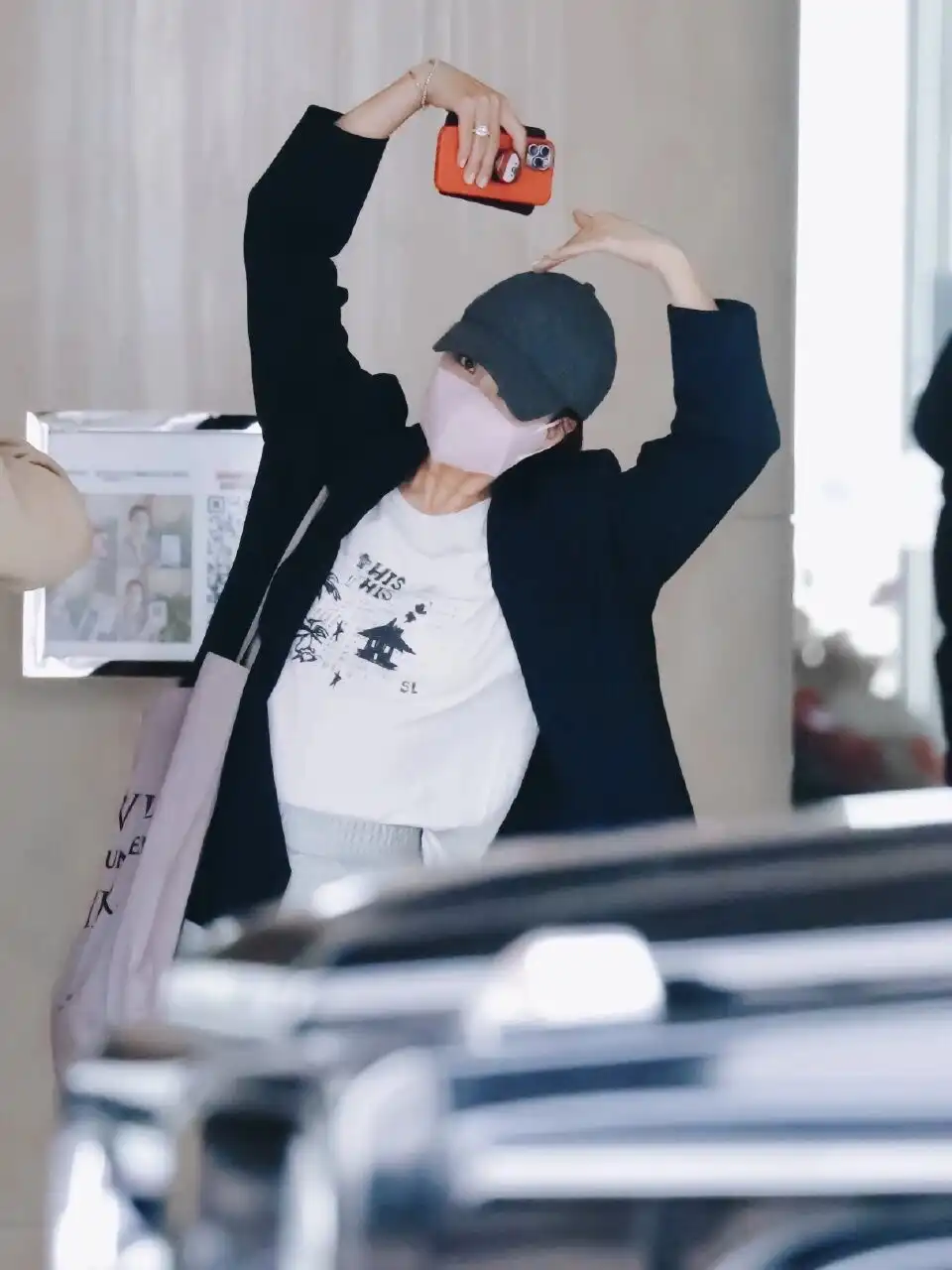 殷桃夏季穿搭惊艳全场：西装新穿法，告别奶奶裤乐福鞋