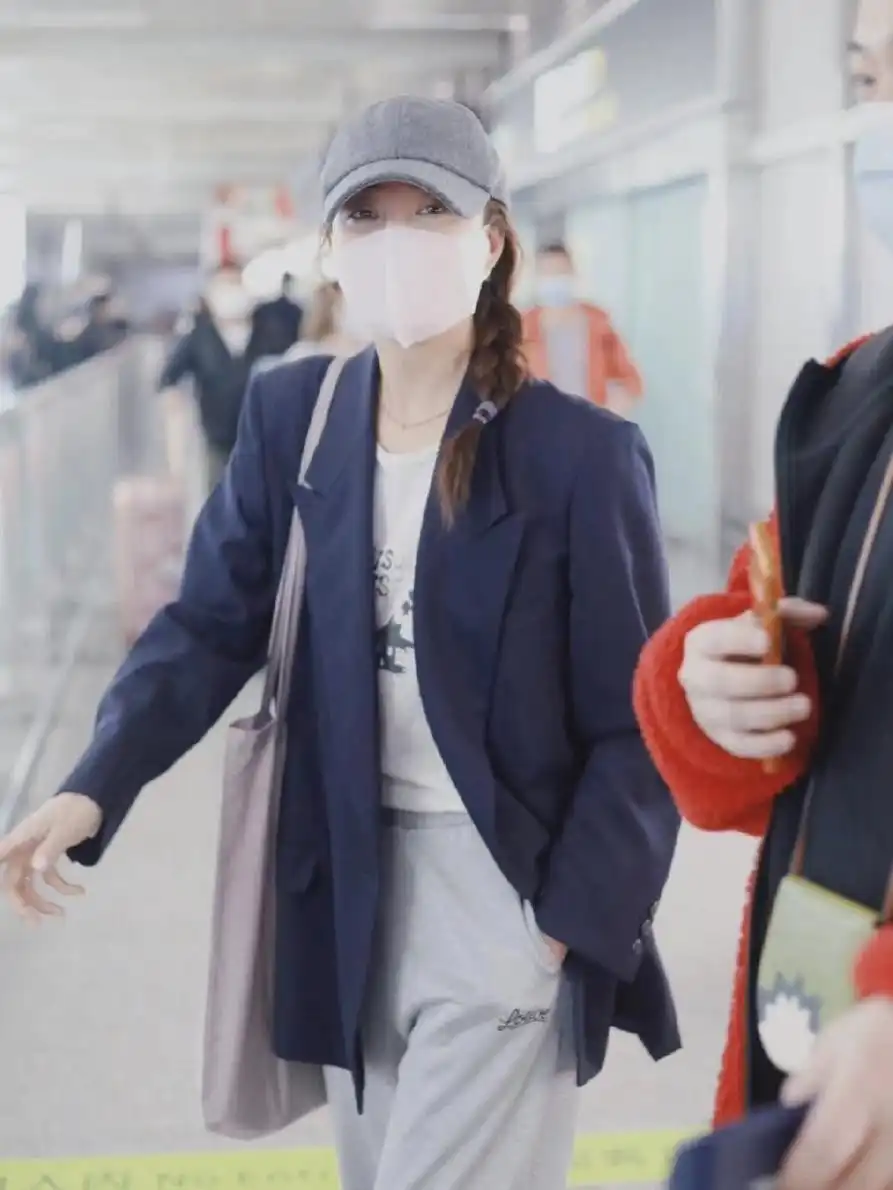 殷桃夏季穿搭惊艳全场：西装新穿法，告别奶奶裤乐福鞋