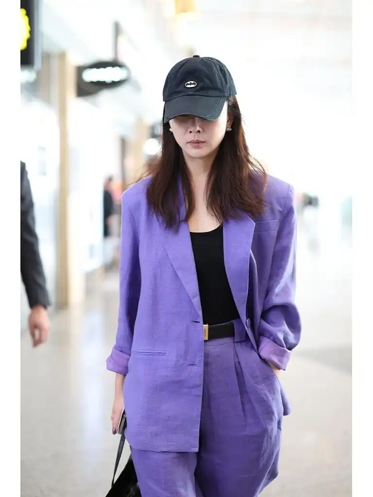 殷桃夏季穿搭惊艳全场：西装新穿法，告别奶奶裤乐福鞋