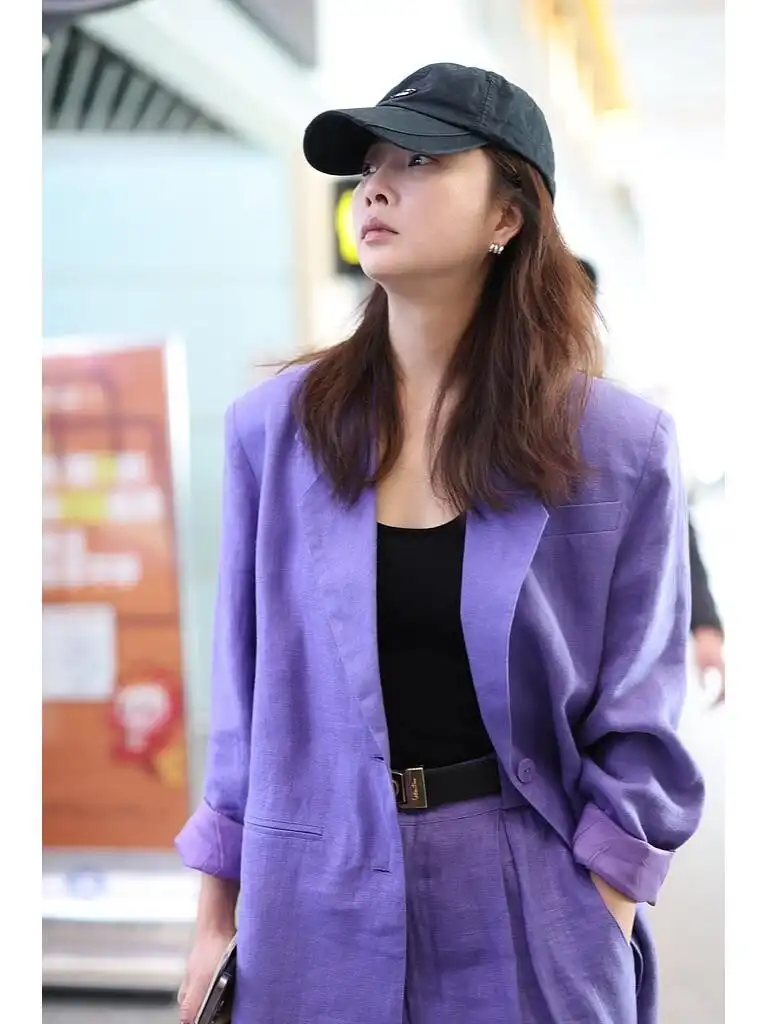 殷桃夏季穿搭惊艳全场：西装新穿法，告别奶奶裤乐福鞋