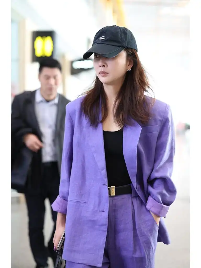 殷桃夏季穿搭惊艳全场：西装新穿法，告别奶奶裤乐福鞋