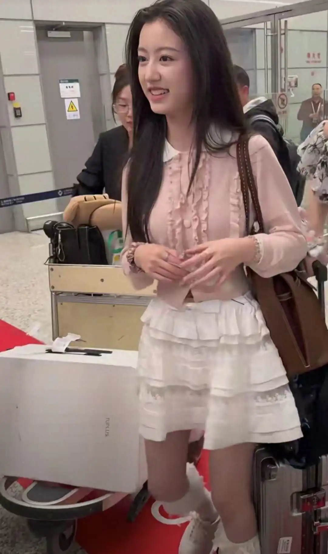 青少年穿搭指南：16岁裴佳欣机场私服走红，粉色针织配白裙打造冬日少女风