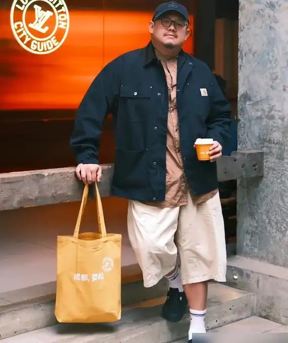 胖男生穿衣搭配技巧：穿搭与身材无关，胖男人街拍示范有型造型
