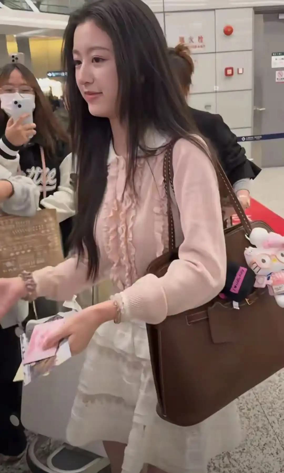 青少年穿搭指南：16岁裴佳欣机场私服走红，粉色针织配白裙打造冬日少女风