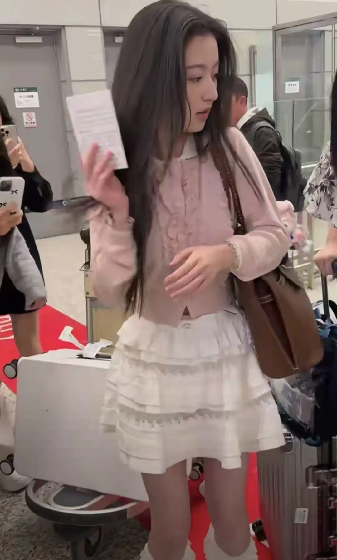 青少年穿搭指南：16岁裴佳欣机场私服走红，粉色针织配白裙打造冬日少女风