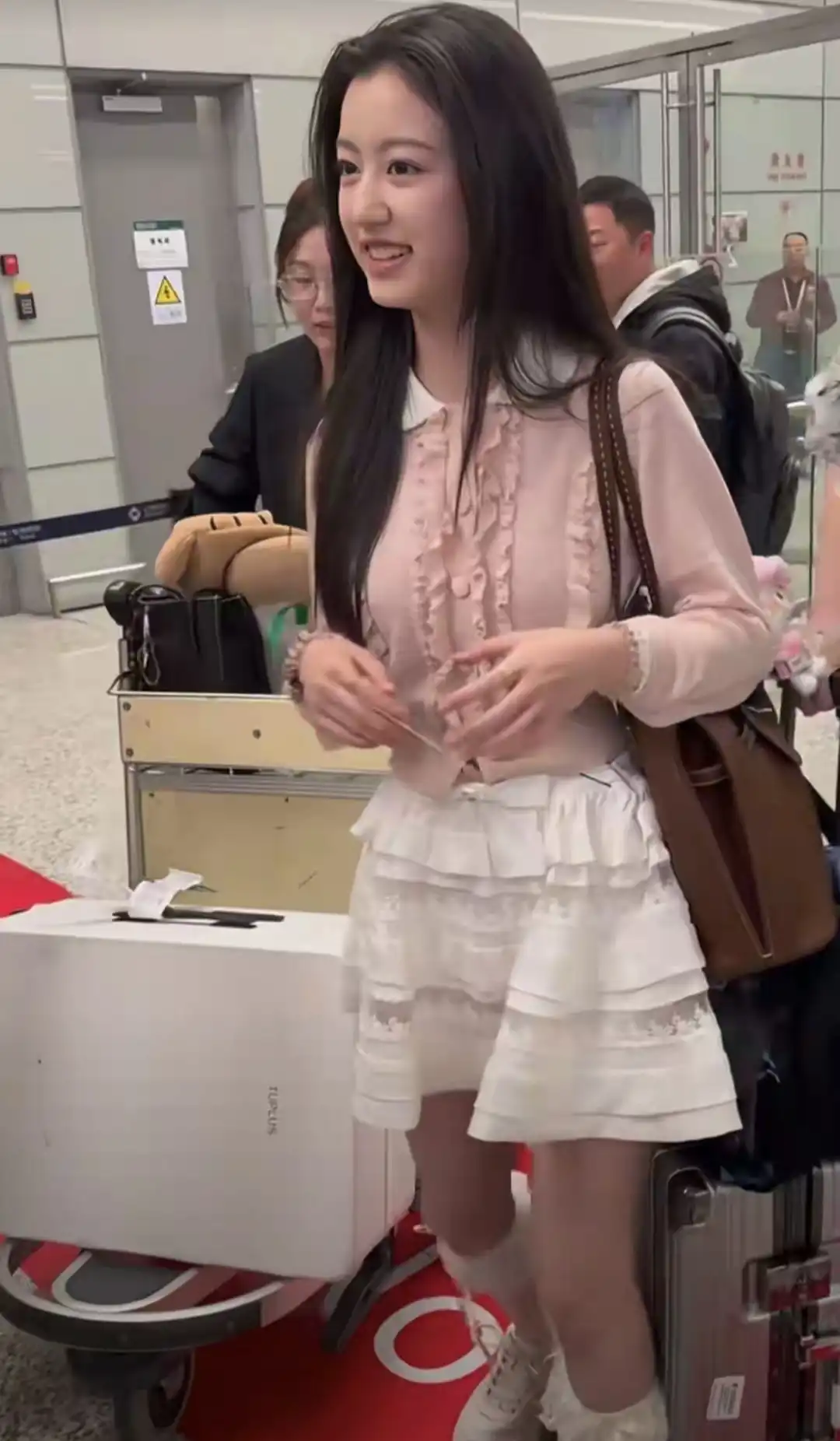 青少年穿搭指南：16岁裴佳欣机场私服走红，粉色针织配白裙打造冬日少女风