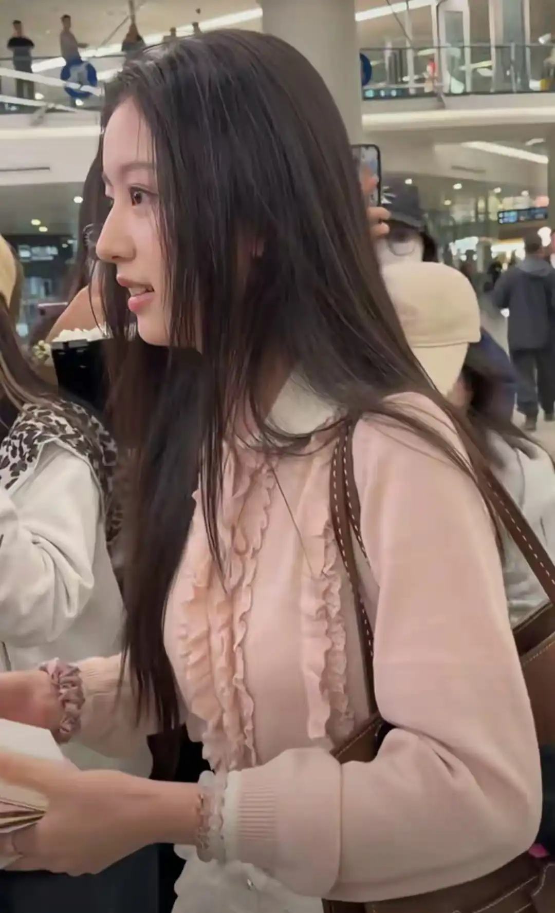 青少年穿搭指南：16岁裴佳欣机场私服走红，粉色针织配白裙打造冬日少女风